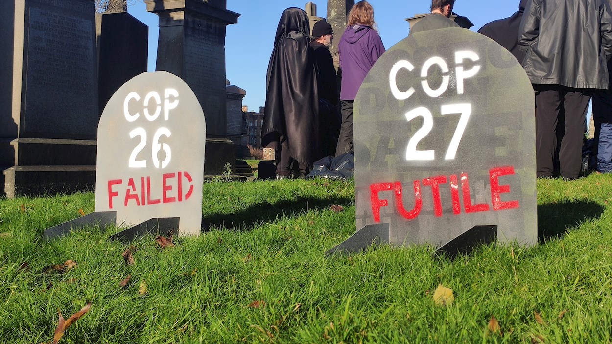 Funeral simbólico por la COP26 organizado en Glasgow por Extinction Rebellion.- Guillermo Garrido / EFE