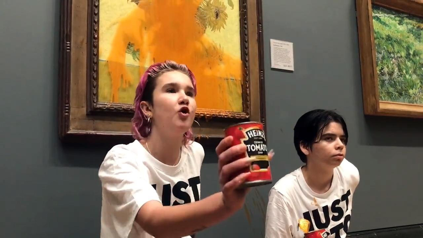 Dos activistas de 'Just Stop Oil' protestan contra la producción y financiación de combustibles fósiles después de lanzar sopa de tomate al cuadro 'Los girasoles' de Van Gogh en la National Gallery de Londres. -Europa Press