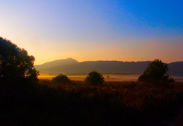 El Sol a baja altura ilumina un fino estrato de niebla sobre el Llano de Matagallar -FRANCISCO JOSÉ ENRÍQUEZ LLAGAS.