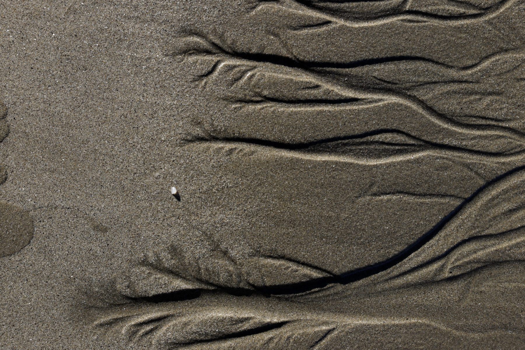 Un pellet en la playa de Cirro, A Coruña.- EFE/Cabalar