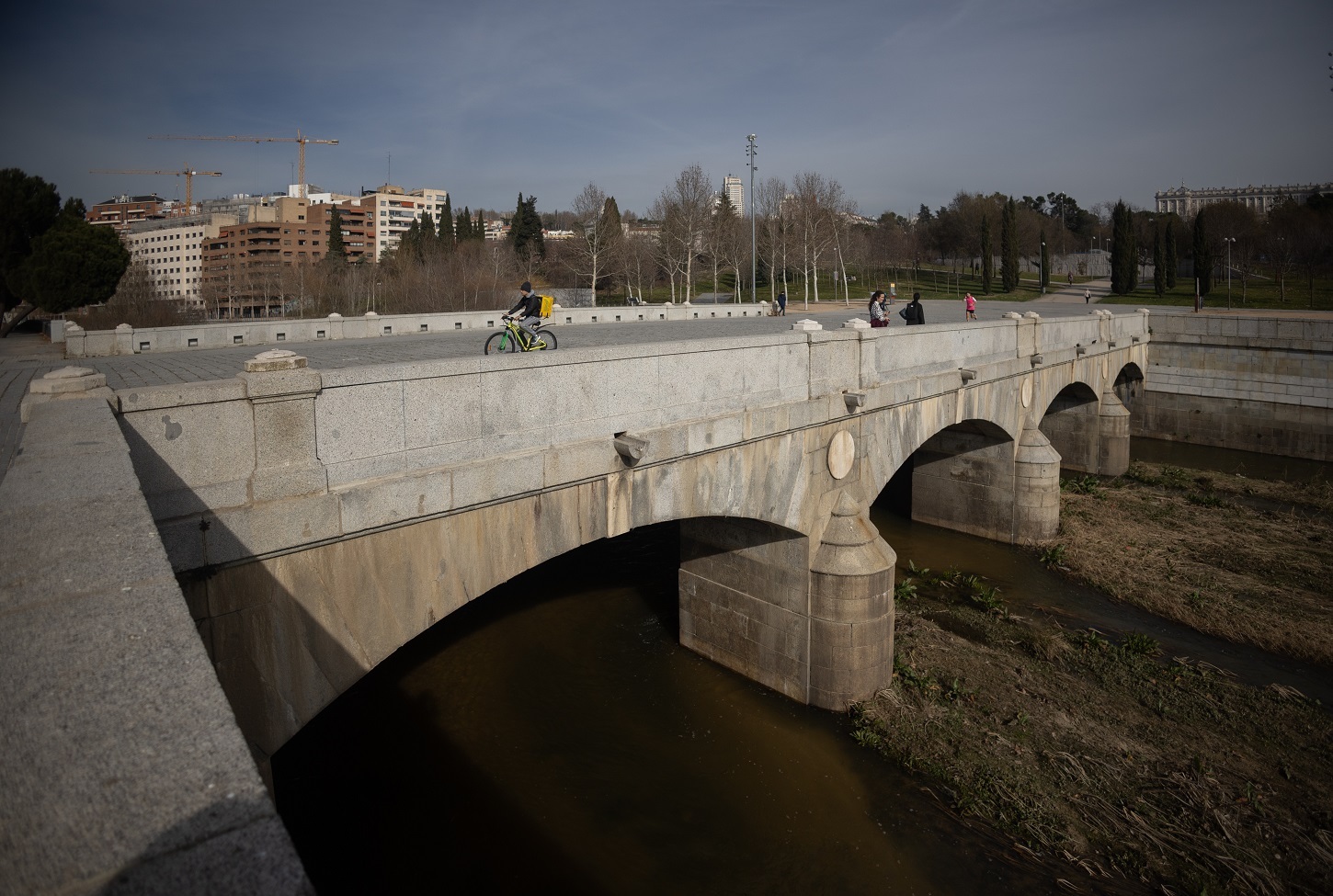Vista del Puente del Rey, ubicado en Madrid Río donde el Ayuntamieno planea acoger una 'mascletà'. EUROPA PRESS/Eduardo Parra