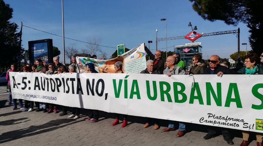 Protesta a favor de la vía urbana en el Paseo de Extremadura en 2019. 