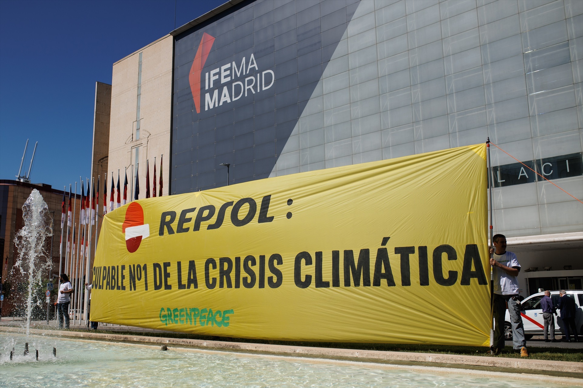Activistas de Greepeace colocan una pancarta durante una acción de Greenpeace, mientras se celebra la Junta General de Accionistas de Repsol, en el Palacio de Congresos de Madrid, a 10 de mayo de 2024.Alejandro Martínez Vélez / Europa Press