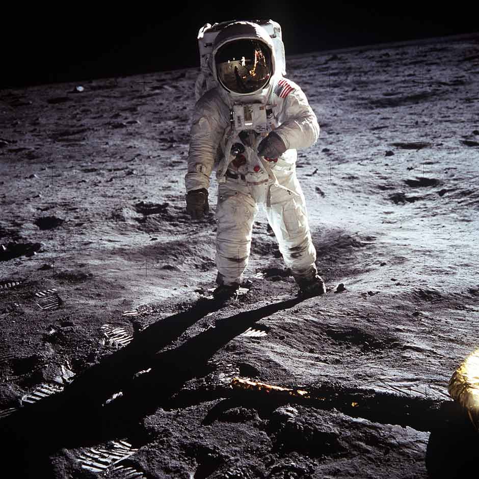 Los astronautas y algunos otros objetos aparecen extrañamente iluminados