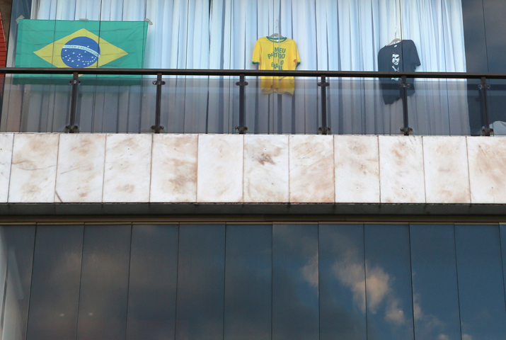 La bandera brasilera y camisetas en favor del candidato ultraderechista Jair Bolsonaro, en un balcón de un edificio de viviendas en Rio de Janeiro. REUTERS / Sergio Moraes