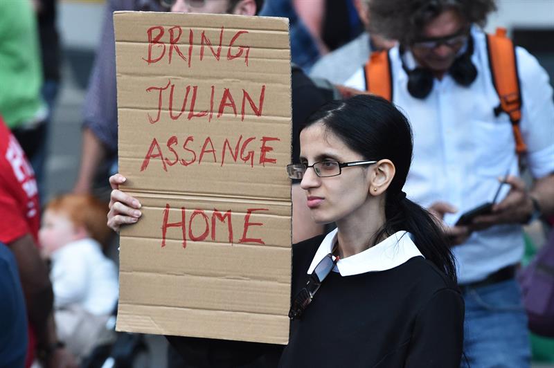 Varias personas muestran su apoyo en Melbourne (Australia) al fundador de WikiLeaks, Julian Assange, tras su detención. EFE/ James Ross