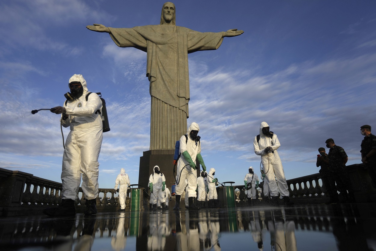 Un grupo de militares trabaja en la desinfección del Cristo del Corcovado, para su reapertura al público, , tras cinco meses de inactividad por la covid-19. REUTERS/Ricardo Moraes