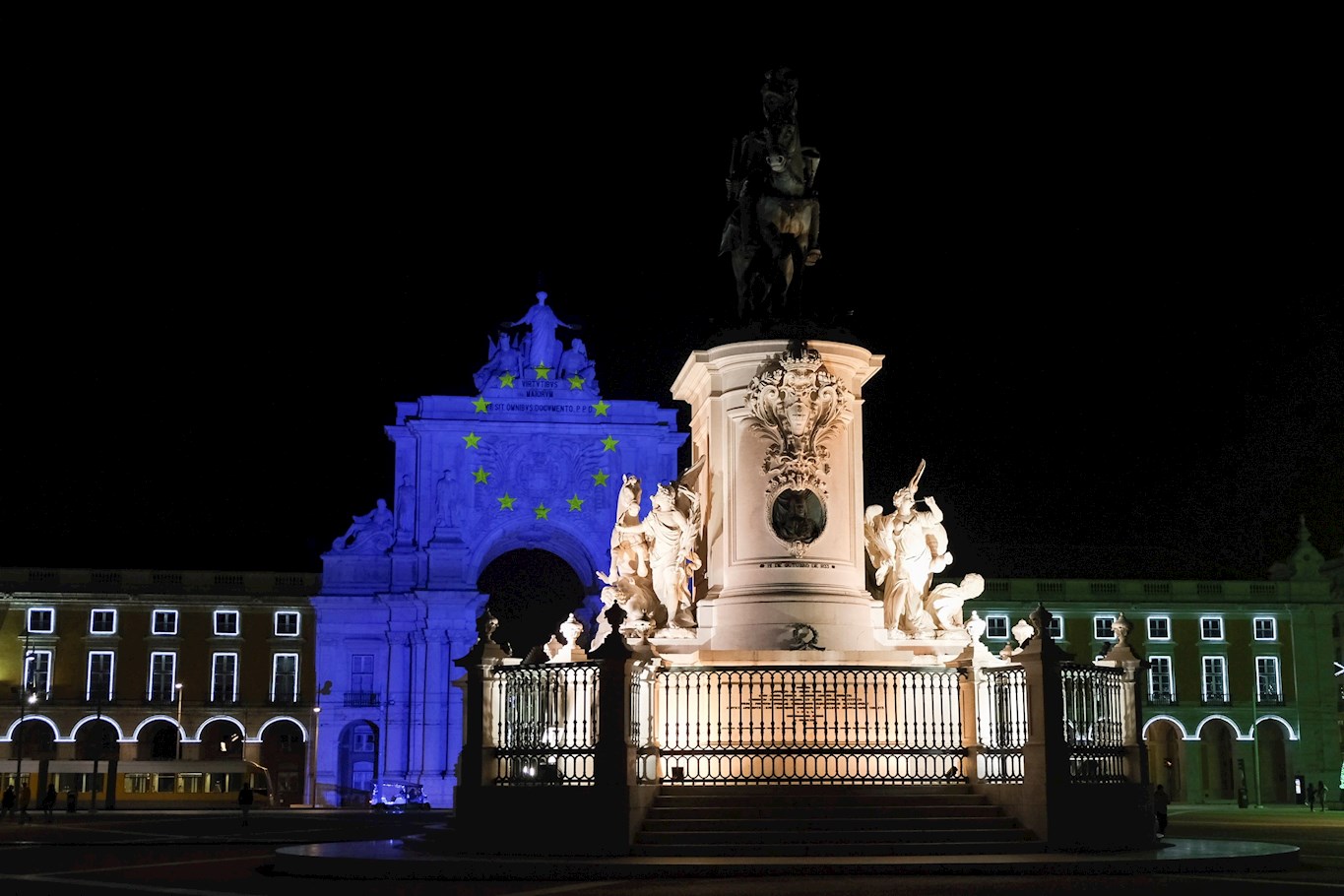 La estatua del rey José I tiene como telón de fondo un círculo de estrellas proyectadas en luz azul en el arco de la calle Augusta para marcar el día en que Portugal asume la presidencia de la UE, en Lisboa. EFE/EPA/ANTONIO COTRIM
