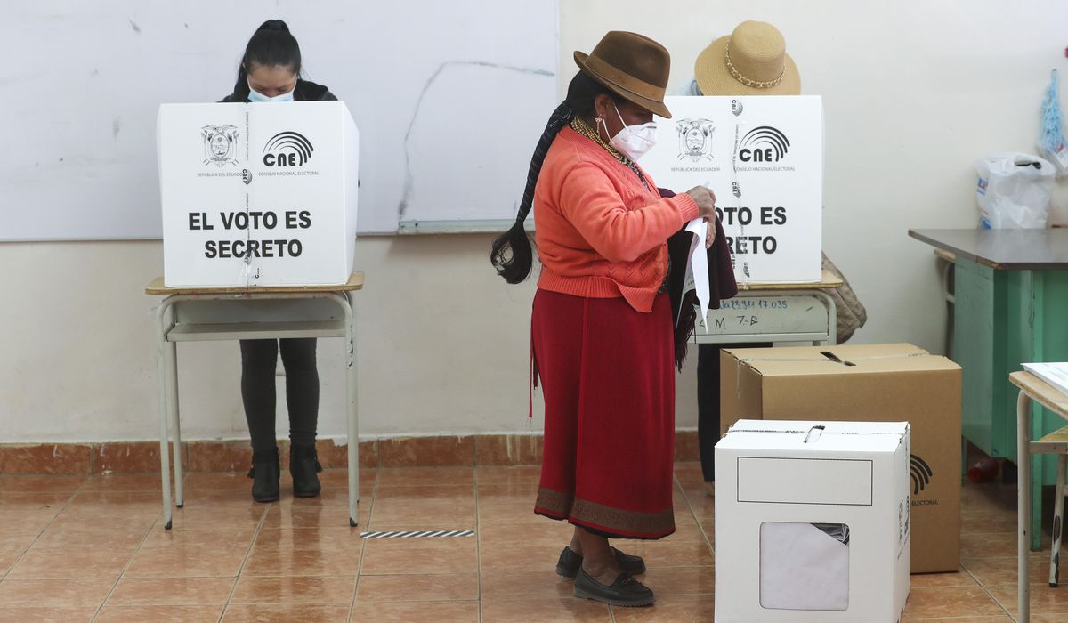 Una mujer vota en la primera vuelta de las elecciones presidenciales de Ecuador, del pasado febrero. REUTERS