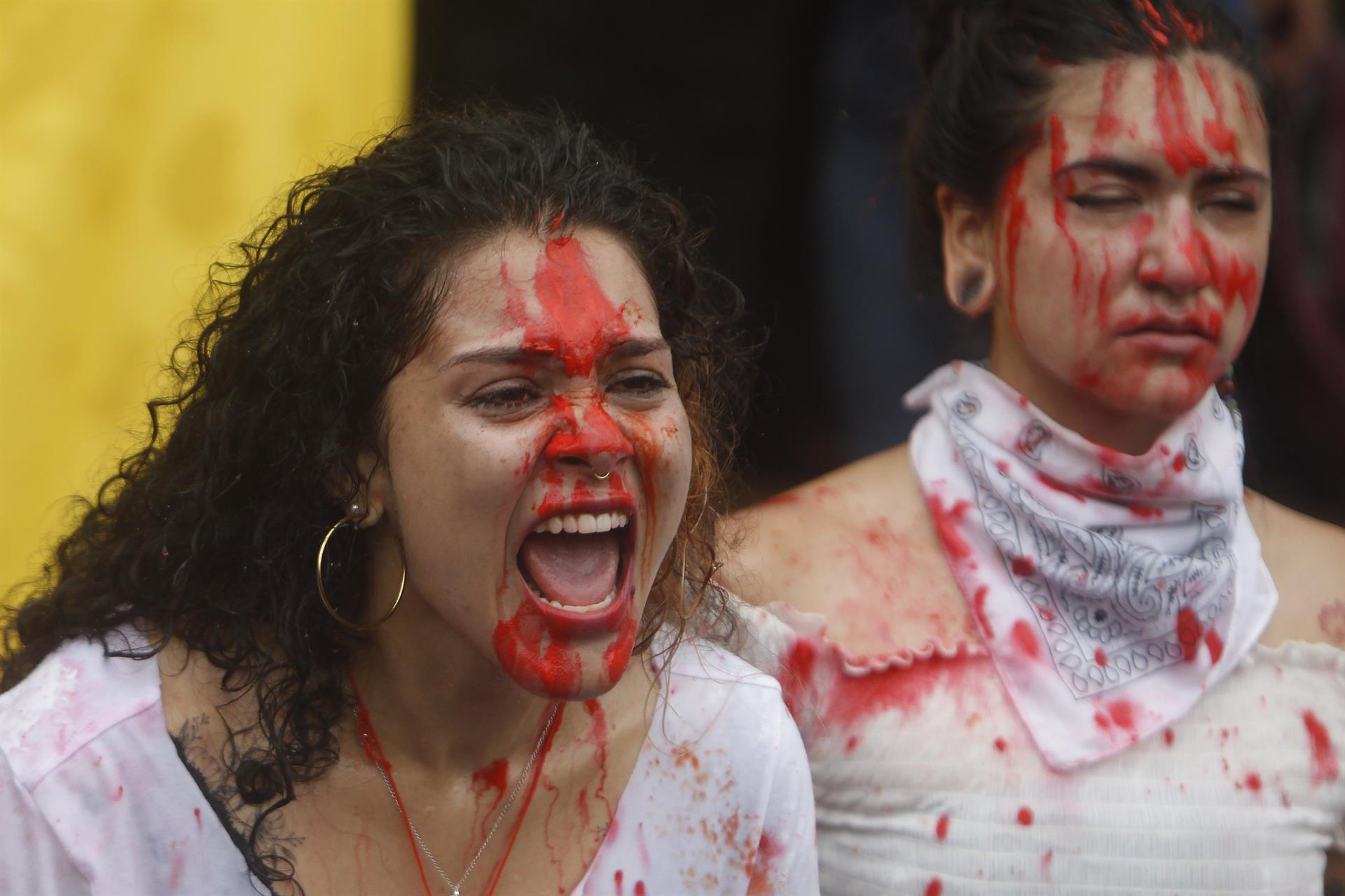 Jóvenes participan en una representación artística y simbólica en el Parque de los Deseos, durante una nueva jornada de protestas en el marco del Paro Nacional, en Medellín (Colombia).- EFE