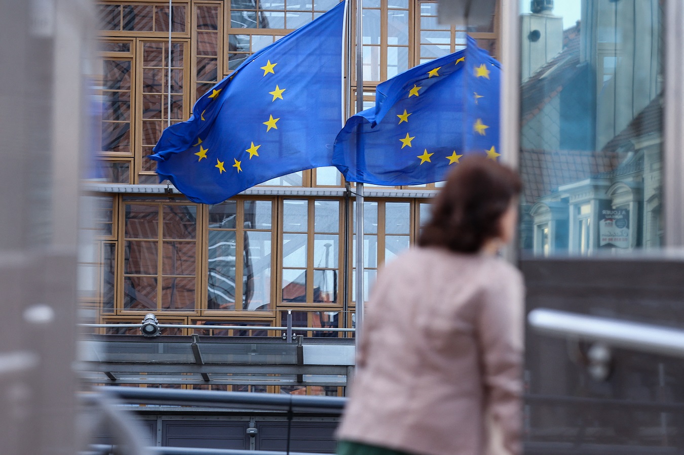 Banderas de la UE en el exterior de la sede de la Comisión Europea, en Bruselas. AFP/KENZO TRIBOUILLARD