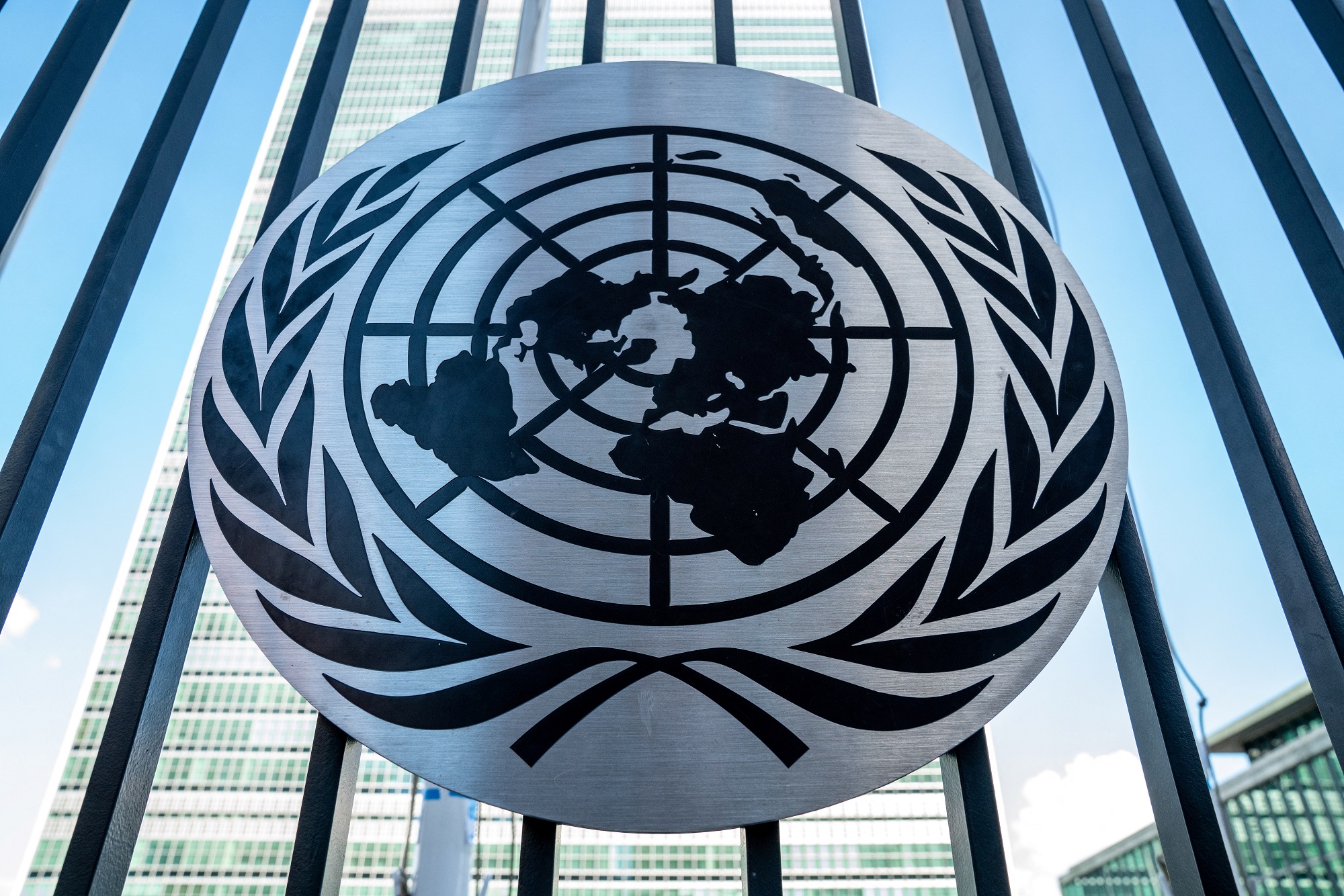El emblema oficial de las Naciones Unidas en la Sede de la ONU en la ciudad de Nueva York, Nueva York, EE. UU. -REUTERS