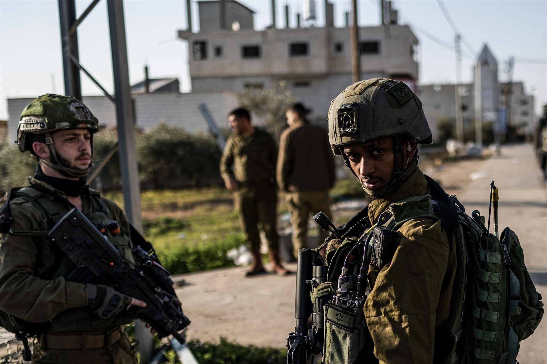 Las fuerzas militares israelíes están de servicio en la ciudad de Huwara después de que los colonos incendiaran casas y automóviles al sur de la ciudad palestina de Naplusa, a 27 de febrero de 2023. Foto: Ilia Yefimovich / dpa