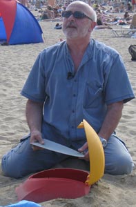 Rafael Gallego explica su invento en la playa.