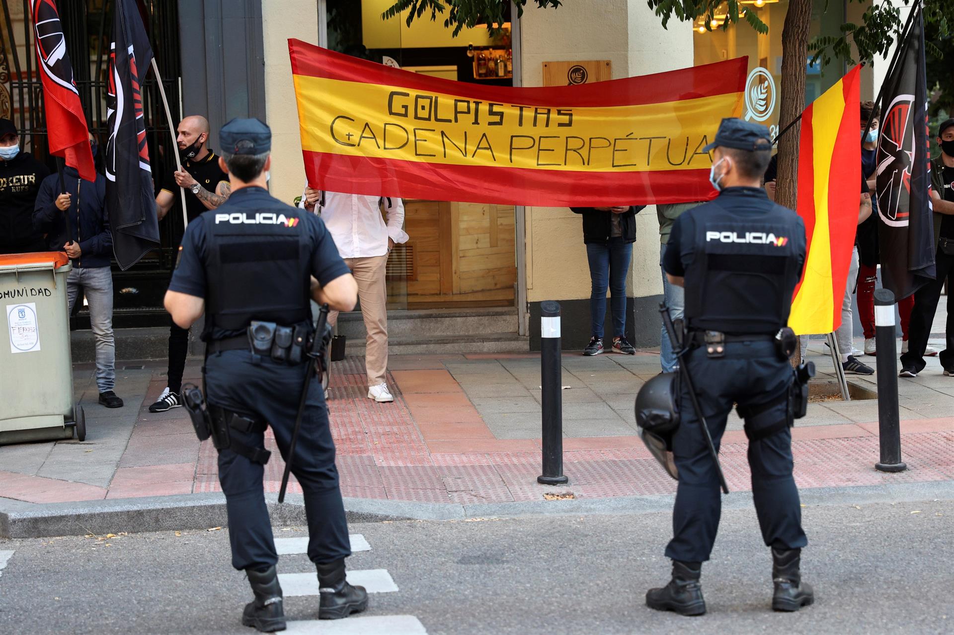 Miembros de la organización política de extrema derecha "Bastión Frontal" asisten a una protesta contra la inminente aprobación de los indultos a los líderes independentistas del "procés", este lunes en Madrid. EFE/Rodrigo Jiménez