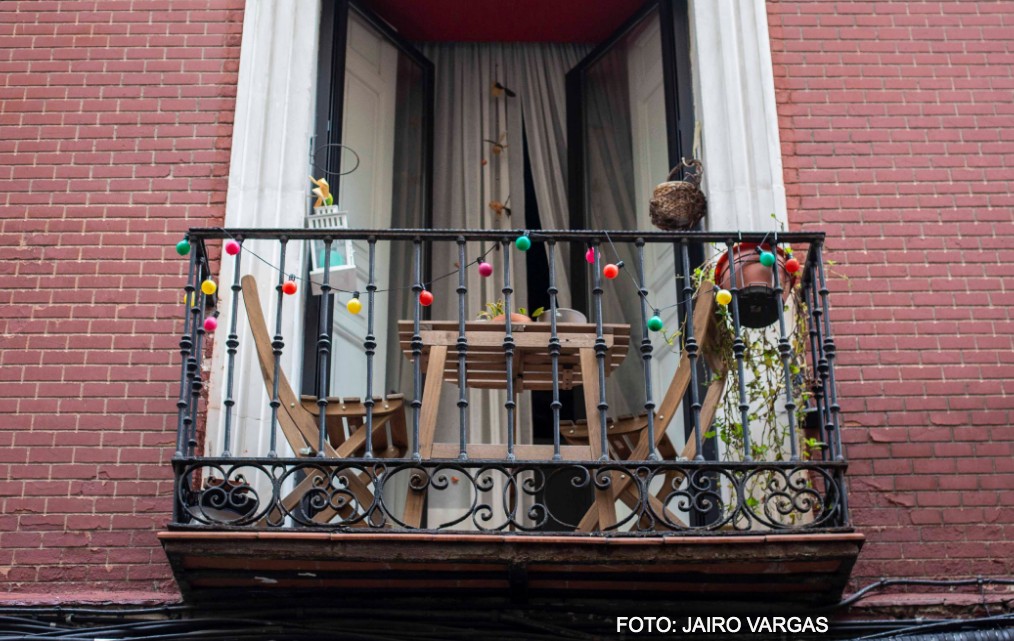 Salita de balcón durante la pandemia de coronavirus en Madrid. / JAIRO VARGAS