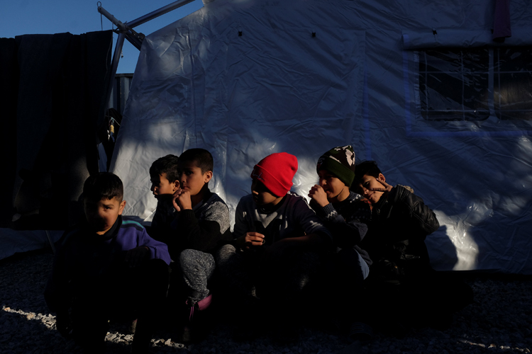 Niños en el campo de refugiados y migrantes de Moria, en la isla griega de Lesbos. REUTERS/Elias Marcou