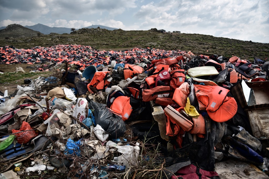 Miles de chalecos salvavidas dejados por los refugiados sde amontona en la isla de Lesbos. AFP/LOUISA GOULIAMAKI