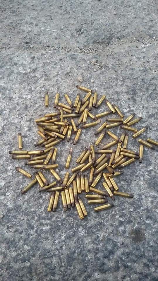 Casquillos de bala, uno incluso con el proyectil todavía en él, recogidos por los residentes del poblado momentos después de la protesta del 12 de julio.