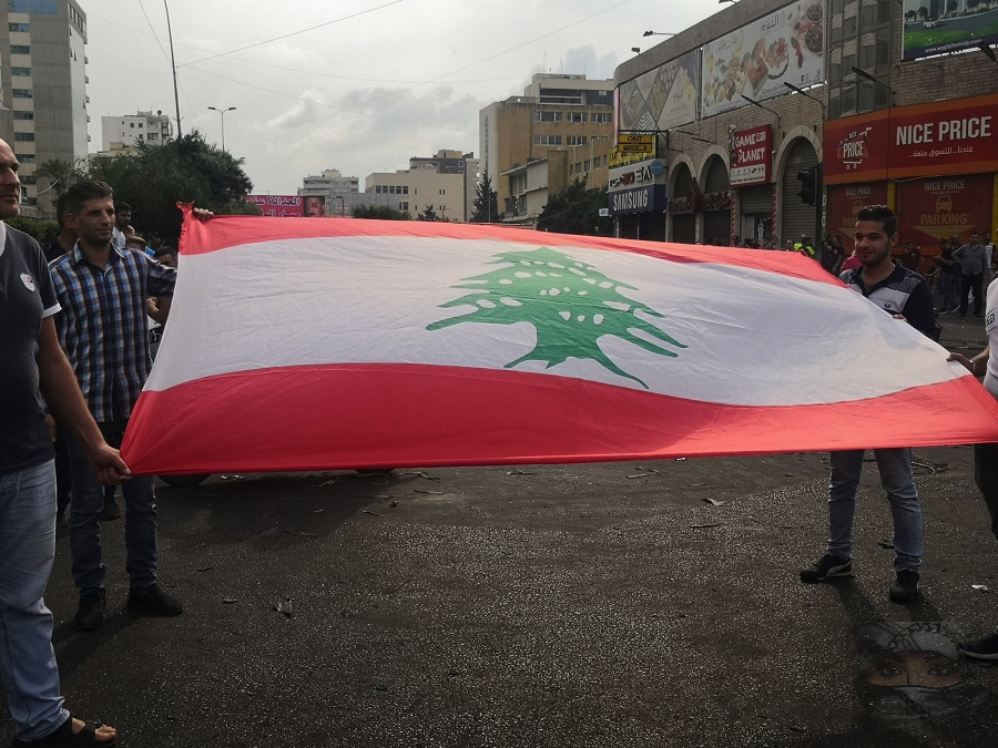 Bandera libanesa desplegada durante las protestas contra el gobierno