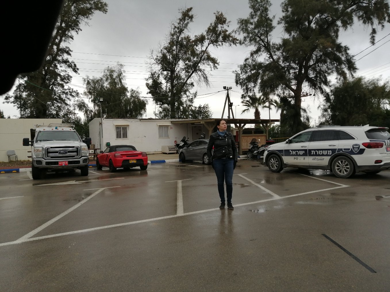 Anna Kontula en la puerta de la estación de policía de Ofakim momentos después de ser liberada.