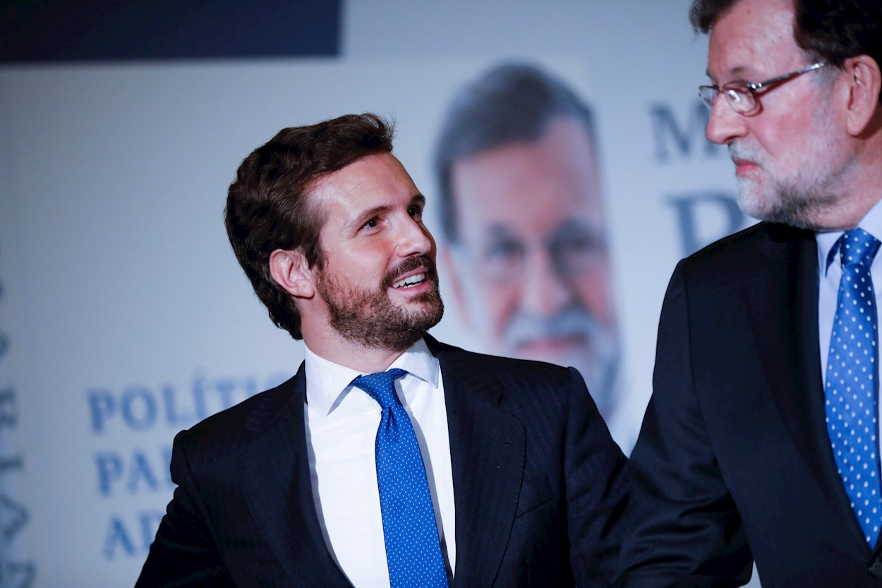 Mariano Rajoy, acompañado por Pablo Casado, a su llegada a la presentación de su libro 'Política para adultos' en Madrid. David Fernández / EFE