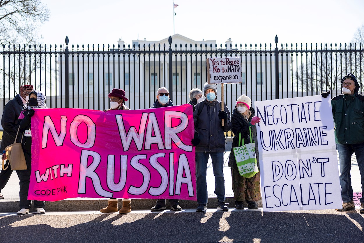 Activistas entonan el "no a la guerrra" frente a la Casa Blanca.- Jim Lo Scalzo / EPA / EFE