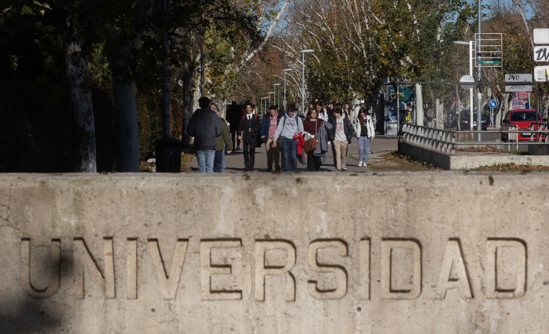 Varios estudiantes universitarios pasean por la Ciudad Universitaria de Madrid este 15 de diciembre de 2023. Eduardo Parra / Europa Press