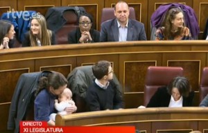 El bebé y la diputada por Alicante