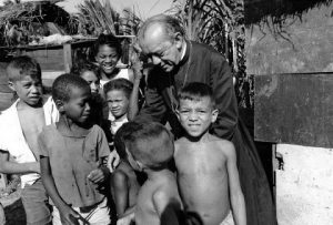 "Si cuido de los pobres me llaman santo, pero si pregunto por qué son pobres…