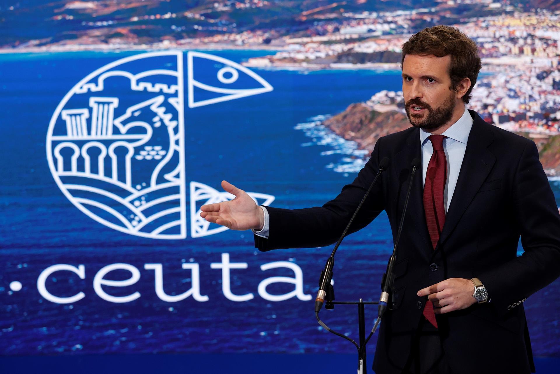 El presidente del Partido Popular (PP), Pablo Casado, hace declaraciones en su visita al stand de Ceuta de la Feria Internacional de Turismo FITUR que tiene lugar en las Instalaciones de IFEMA, en Madrid. EFE/Chema Moya