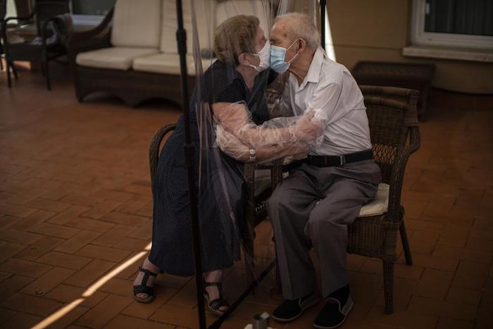 Una de las imágenes de las residencias de ancianos españolas por las que ha recibido el premio Pulitzer el fotógrafo Emilio Morenatti.