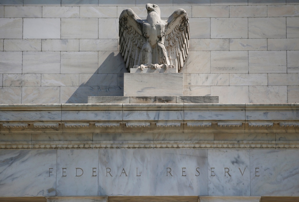 Detalle de la fachada de la Reserva Federal, el banco central de EEUU, en Washington. REUTERS/Leah Millis