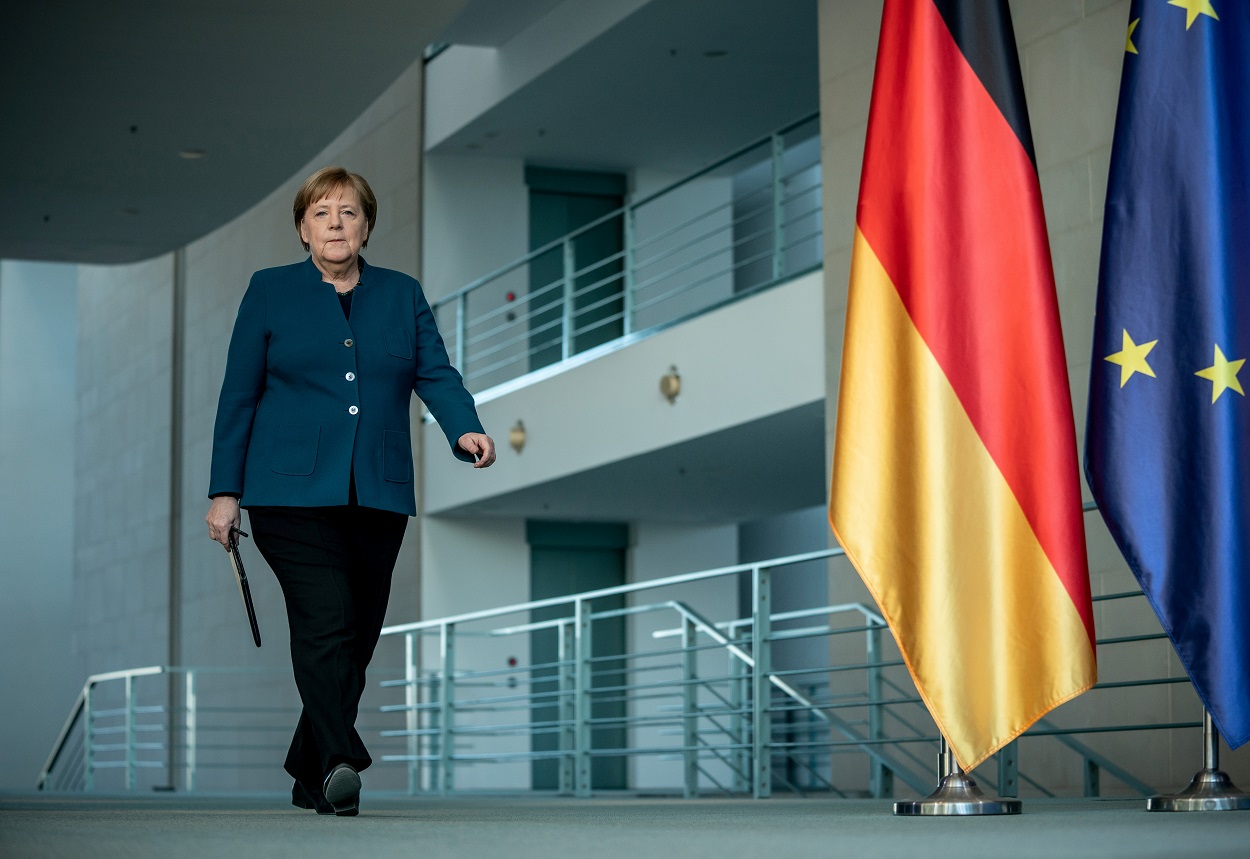 La canciller alemana, Angela Merkel, se dirige a una comparecencia ante los medios en la Cancillería en Berlín, el pasado domingo. REUTERS/ Michel Kappeler/Pool