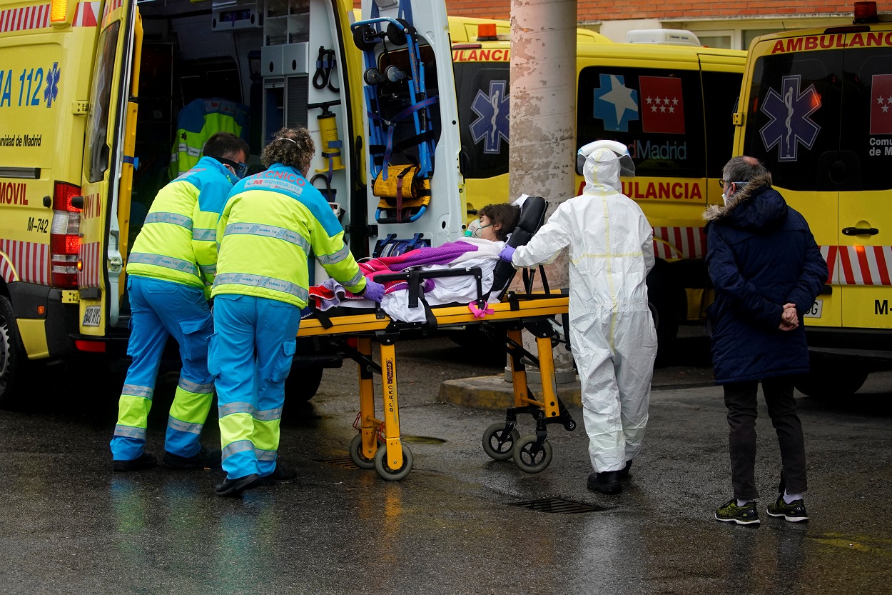 Personal sanitario traslada a un paciente desde una ambulancia en la entrada de emergencias del Hospital 12 de Octubre de Madrid. REUTERS/Juan Medina