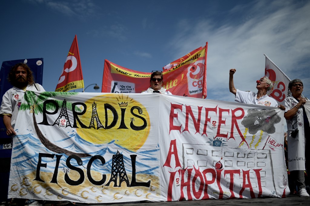 Manifestación en París de personal sanitario, en septiembre de 2019, con una pancarta que denuncia los paráisos fiscales y la escasez de recursos para la sanidad. AFP/Philippe Lopez