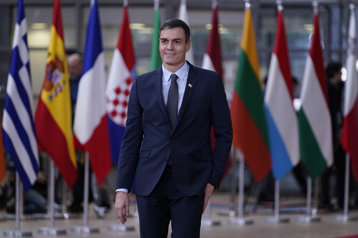 El presidente del Gobierno, Pedro Sánchez, a su llegada a la cumbre de la UE del pasado febrero, en Bruselas, en la que comenzó el debate sobre el presupuesto de la UE. AFP/Kenzo Tribouillard