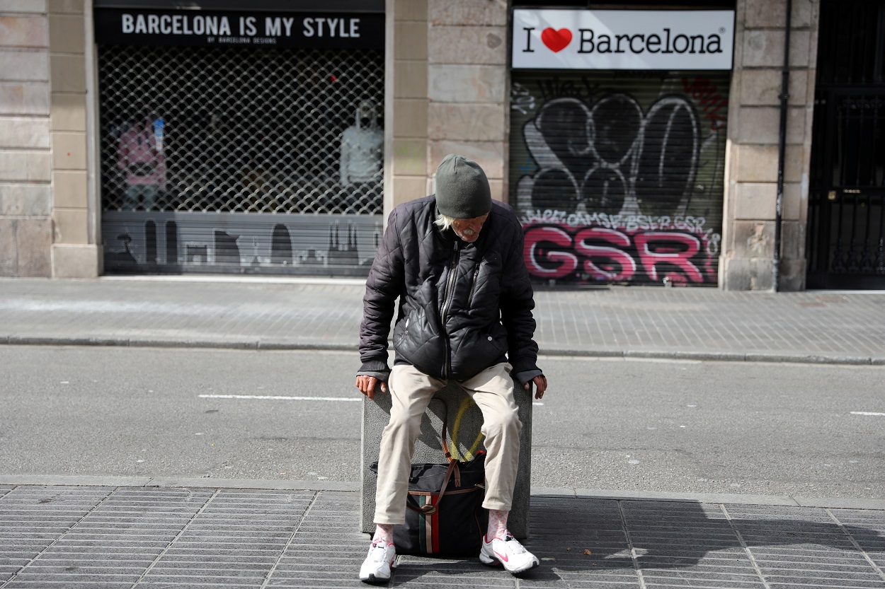 Una persona sin techo, en las Ramblas, en Barcelona. REUTERS/Nacho Doce