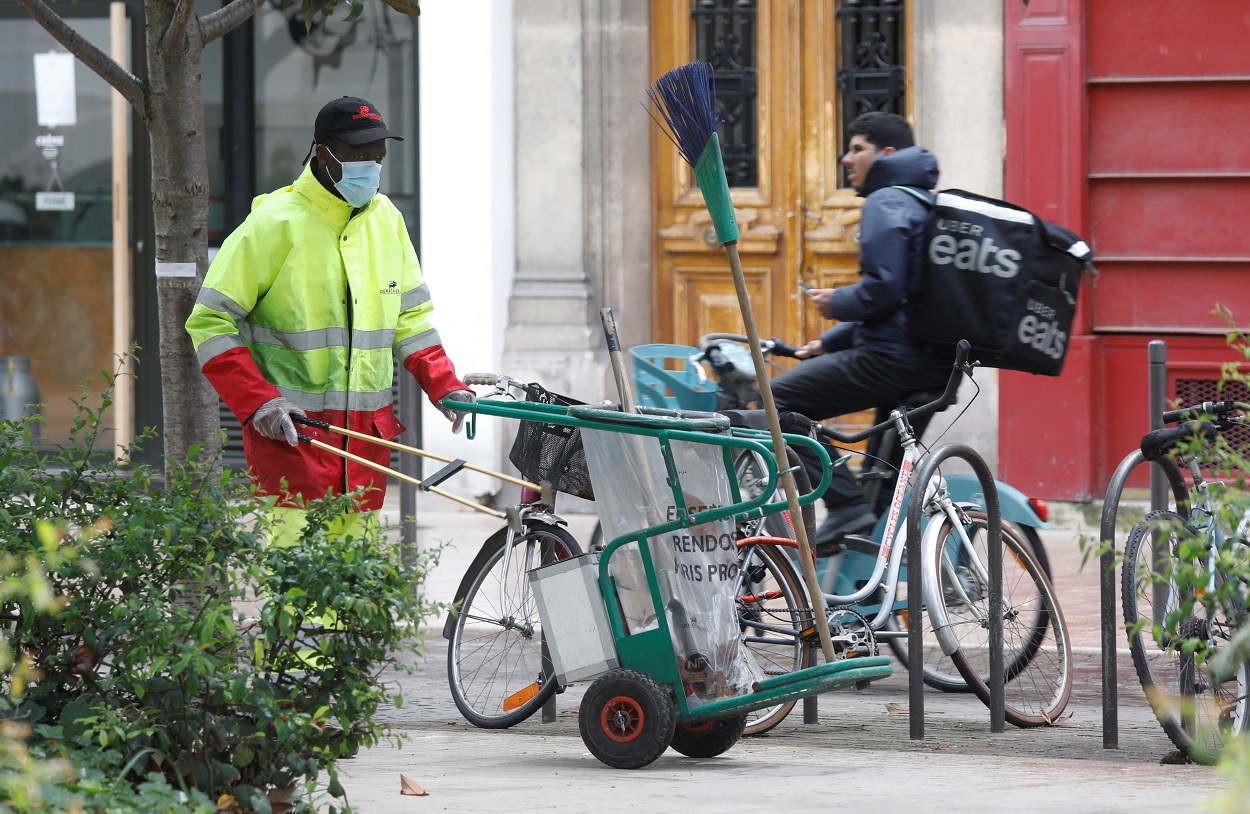 Un trabajador municipal limpia la calle en la localidad francesa de Vincennes, cerca de París. REUTERS/Charles Platiau