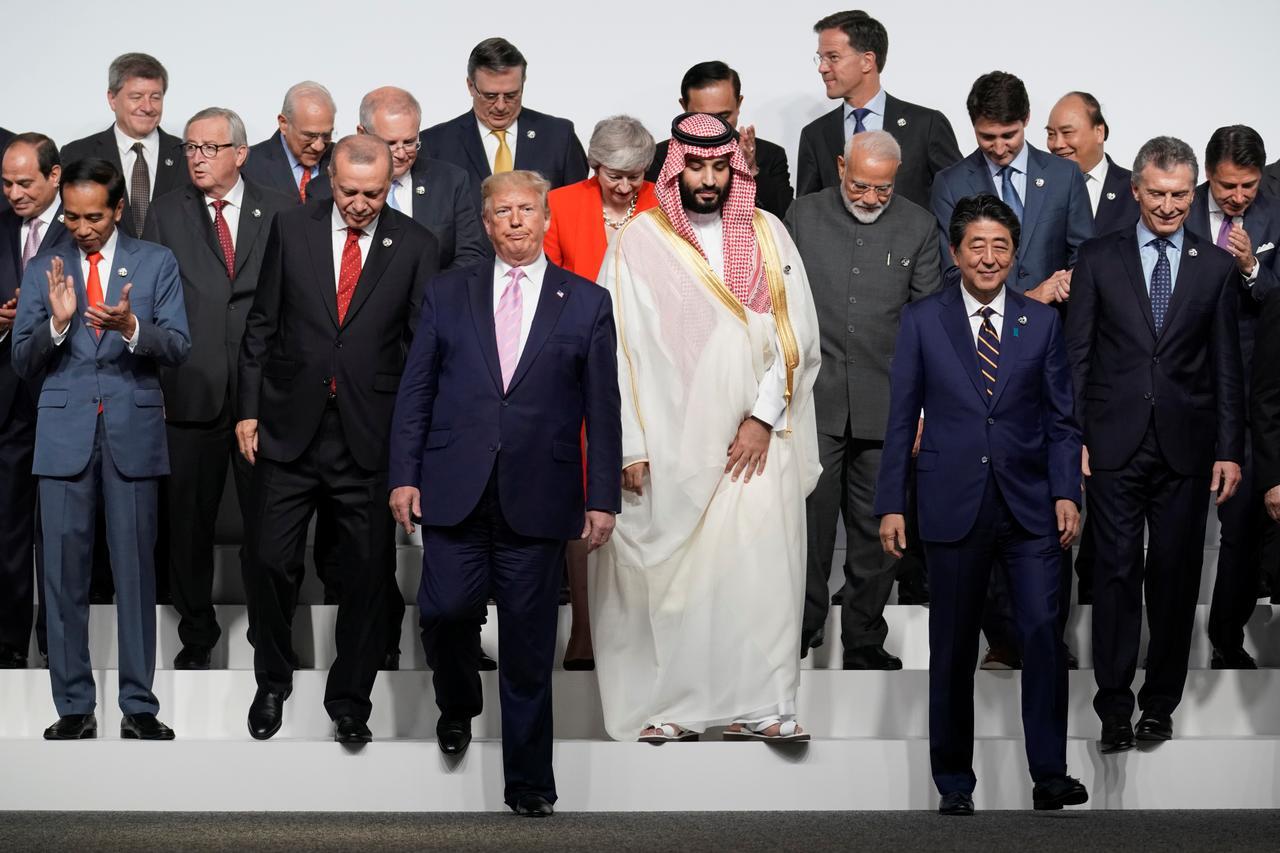 Los dirigentes mundiales tras posar para la foto de familia de la cumbre del G-20 celebrada en Osaka (Japón), en junio de 2019. REUTERS/Kevin Lamarque
