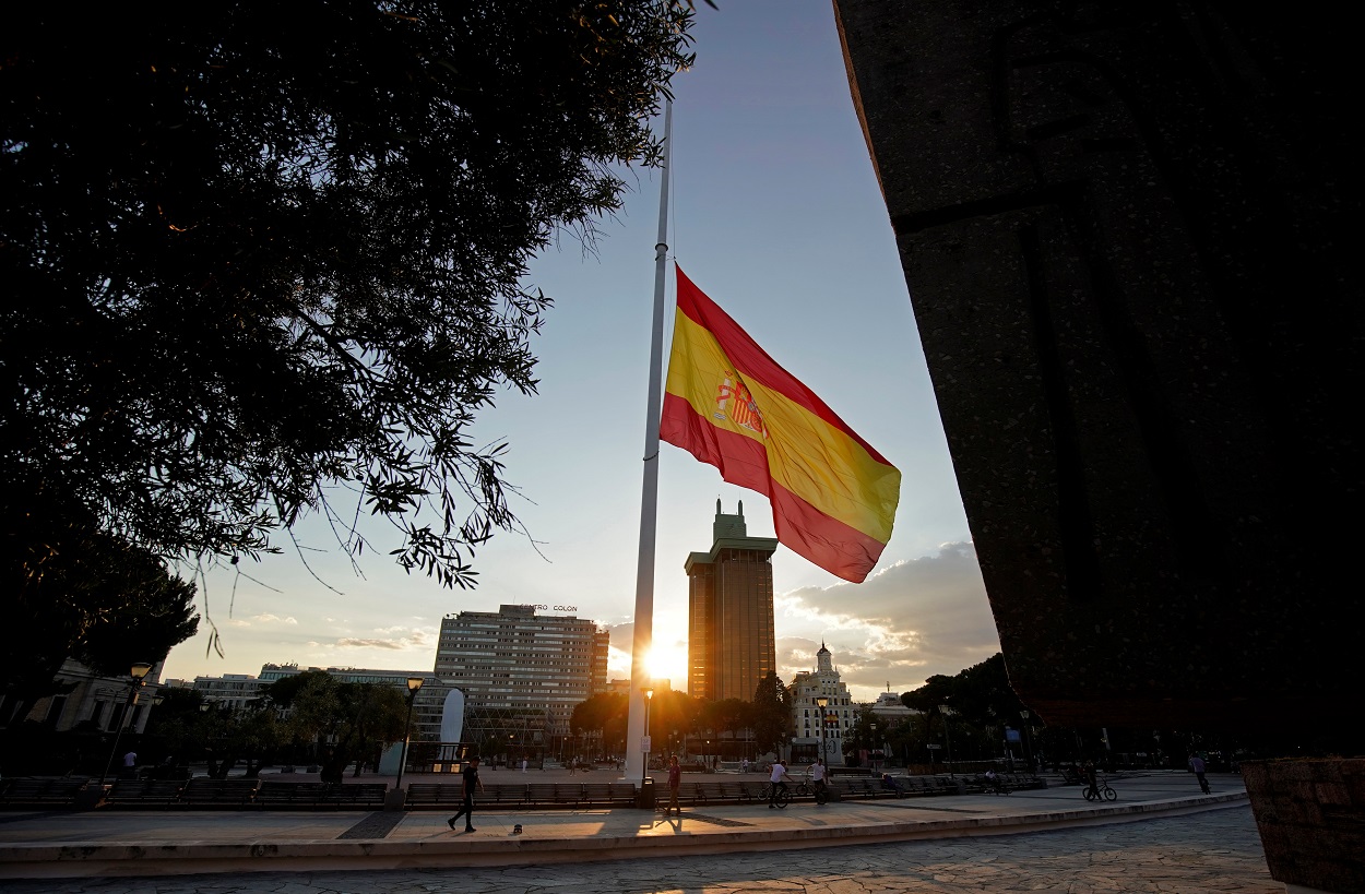 La bandera de España ondea a media hasta en la madrileña Plaza de Colón, durante el luto nacional decretado por las víctimas de la pandemia del coronavirus. REUTERS/Juan Medina