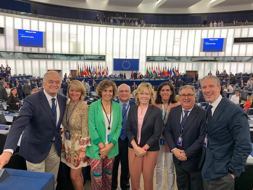 Esteban González Pons y Dolors Monserrat, junto con otros eurodiputados del PP en el hemiciclo del Parlamento Europeo. TWITTER/@DolorsMM