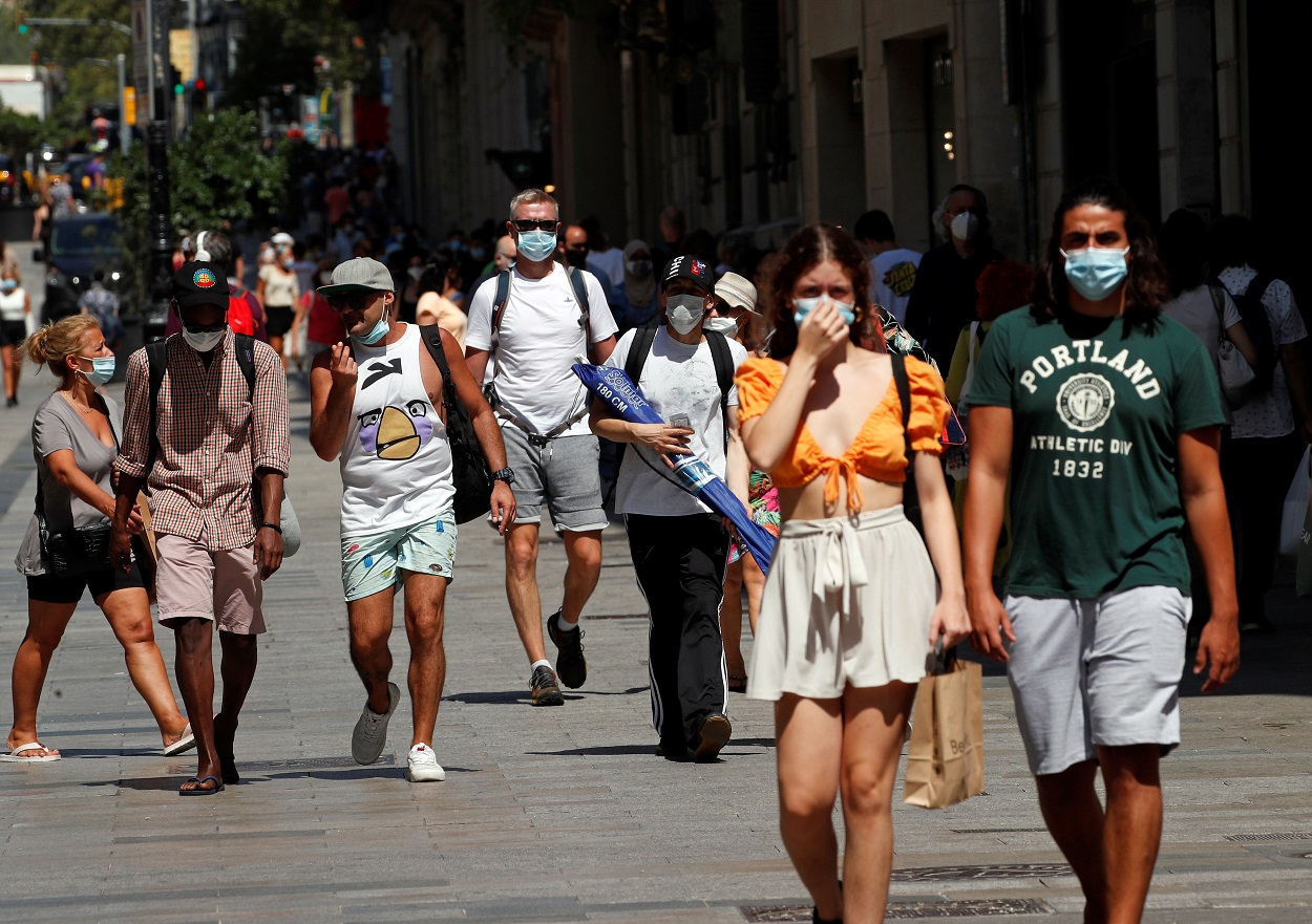 Personas con mascarilla paseando por el centro de Barcelona. REUTERS/Albert Gea