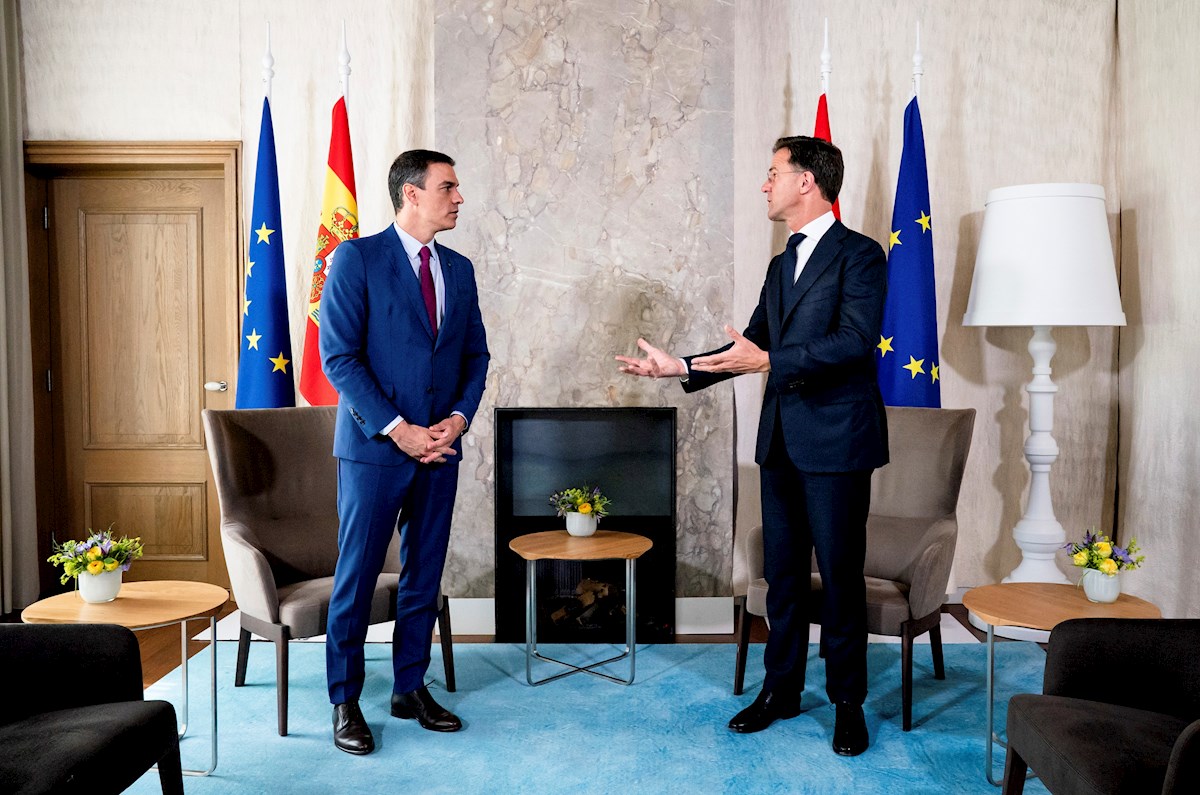 El primer ministro holandés, Mark Rutte y el presidente español, Pedro Sánchez (i). EFE/ Moncloa / Fernando Calvo 