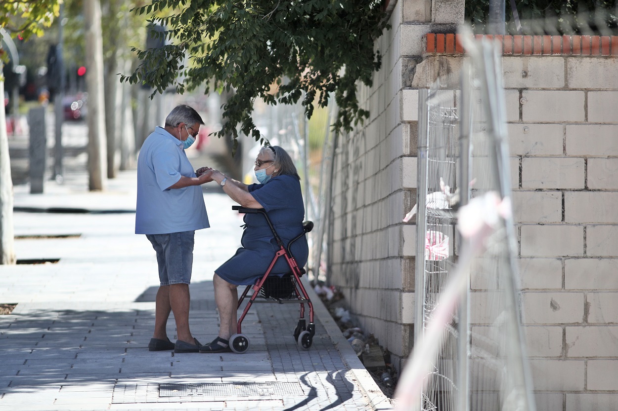 Una pareja de ancianos en Madrid. E.P./