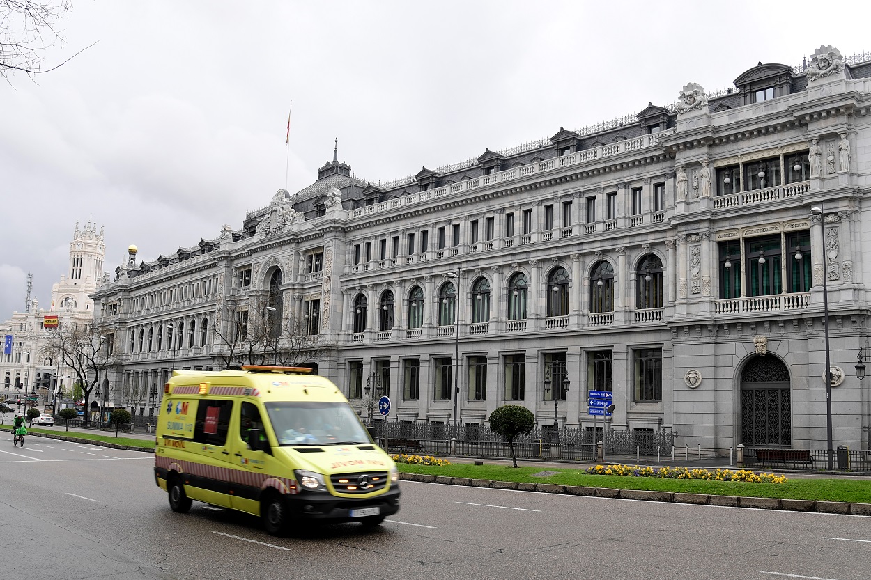 Una ambulancia pasa por delante del edificio del Banco de España, en el centro de Madrid. AFP/JAVIER SORIANO