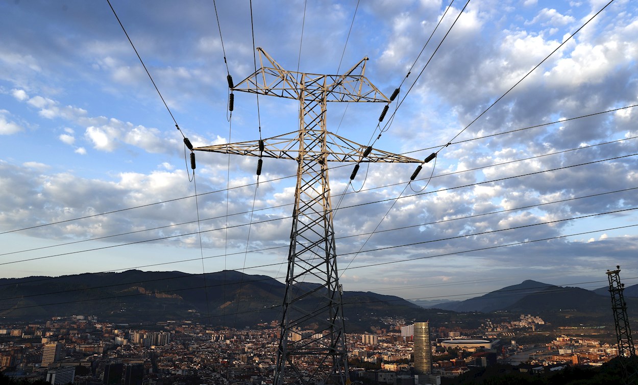 Una torre de transporte de energía perteneciente a red eléctrica, con la ciudad de Bilbao al fondo. EFE/LUIS TEJIDO