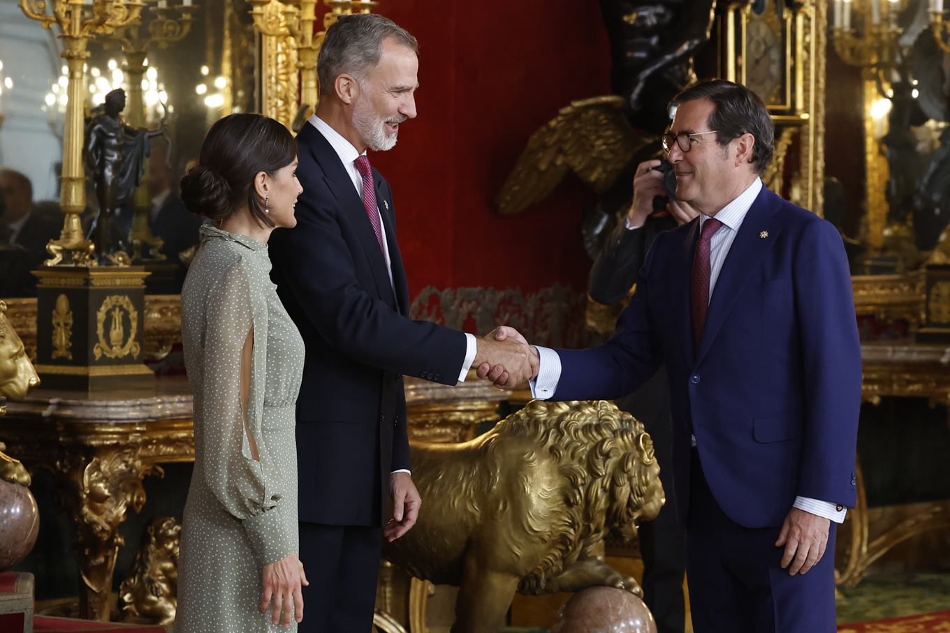 El rey Felipe y la reina Letizia saludan al presidente de la CEOE, Antonio Garamendi, a su llegada a la tradicional recepción en el Palacio Real de Madrid por el Día de la Fiesta Nacional. EFE/ Chema Moya