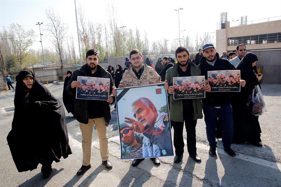 Varios iraníes sostienen fotos del teniente general de la Guardia Revolucionaria de Irán Quds Qasem Soleimani, durante una manifestación anti-estadounidense para condenar el asesinato de Soleimani. EFE / EPA / Abedin Taherkenareh
