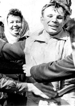 Yuri Gagarin tras su aterrizaje